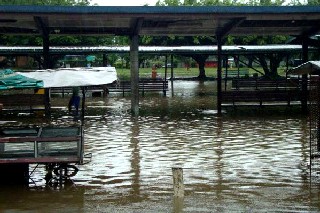 Сильное наводнение на Фиджи, туристы эвакуированы