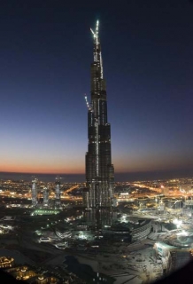 Подъем альпиниста на небоскреб в Дубаи собрал толпы туристов