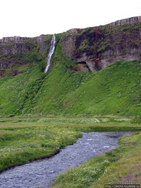 Альбом отзыва "Водопад Seljalandsfoss - пройтись под струей"