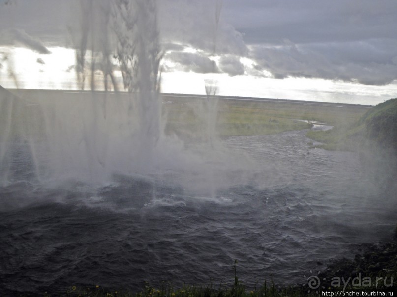 Альбом отзыва "Водопад Seljalandsfoss - пройтись под струей"