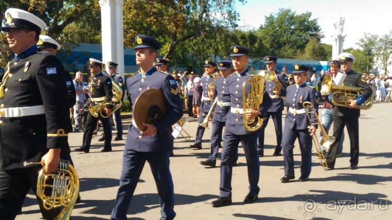 Альбом отзыва "Шествие военных оркестров-участников фестиваля "Спасская башня" по центральной аллее ВДНХ."