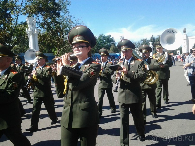 Альбом отзыва "Шествие военных оркестров-участников фестиваля "Спасская башня" по центральной аллее ВДНХ."