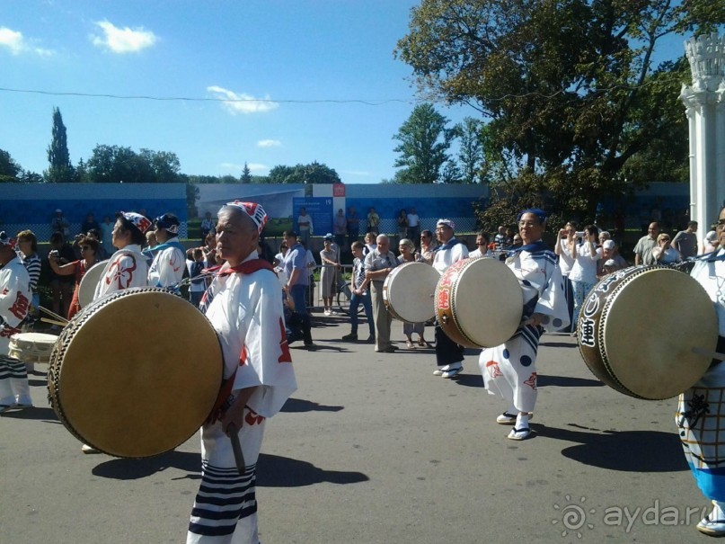 Альбом отзыва "Шествие военных оркестров-участников фестиваля "Спасская башня" по центральной аллее ВДНХ."