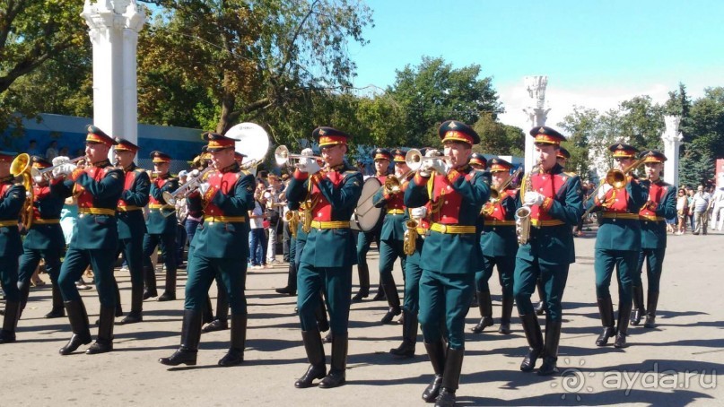 Альбом отзыва "Шествие военных оркестров-участников фестиваля "Спасская башня" по центральной аллее ВДНХ."