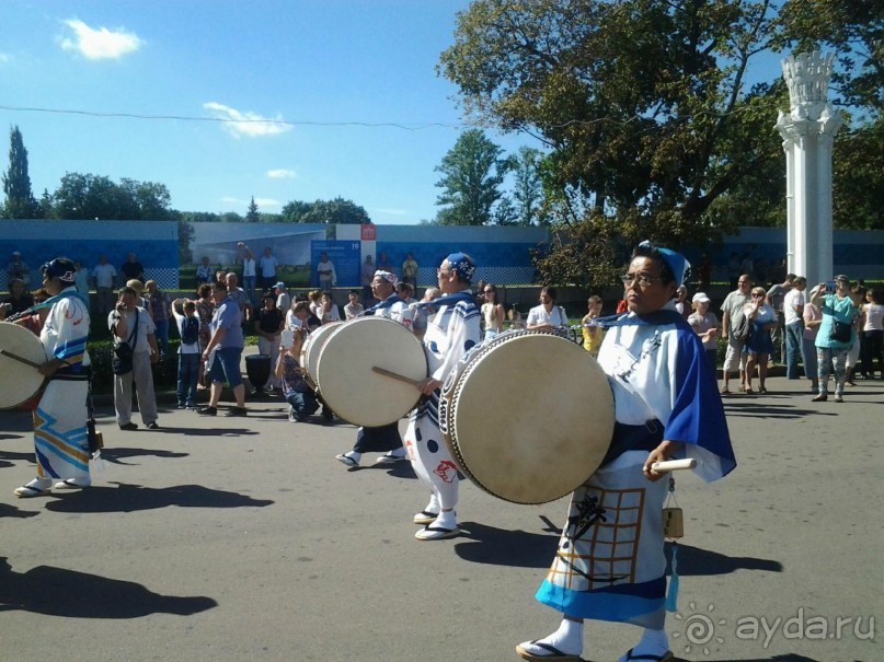 Альбом отзыва "Шествие военных оркестров-участников фестиваля "Спасская башня" по центральной аллее ВДНХ."