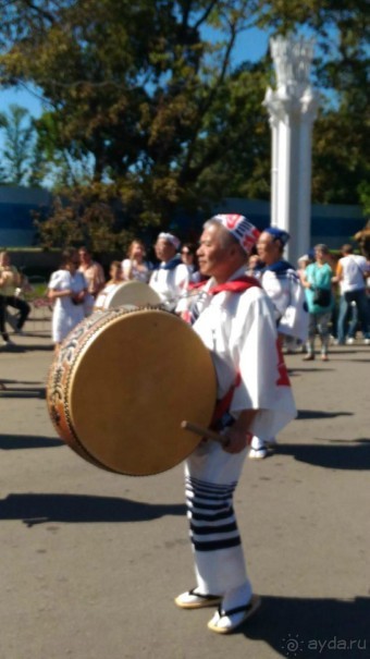 Альбом отзыва "Шествие военных оркестров-участников фестиваля "Спасская башня" по центральной аллее ВДНХ."