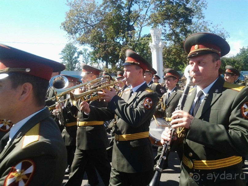 Альбом отзыва "Шествие военных оркестров-участников фестиваля "Спасская башня" по центральной аллее ВДНХ."