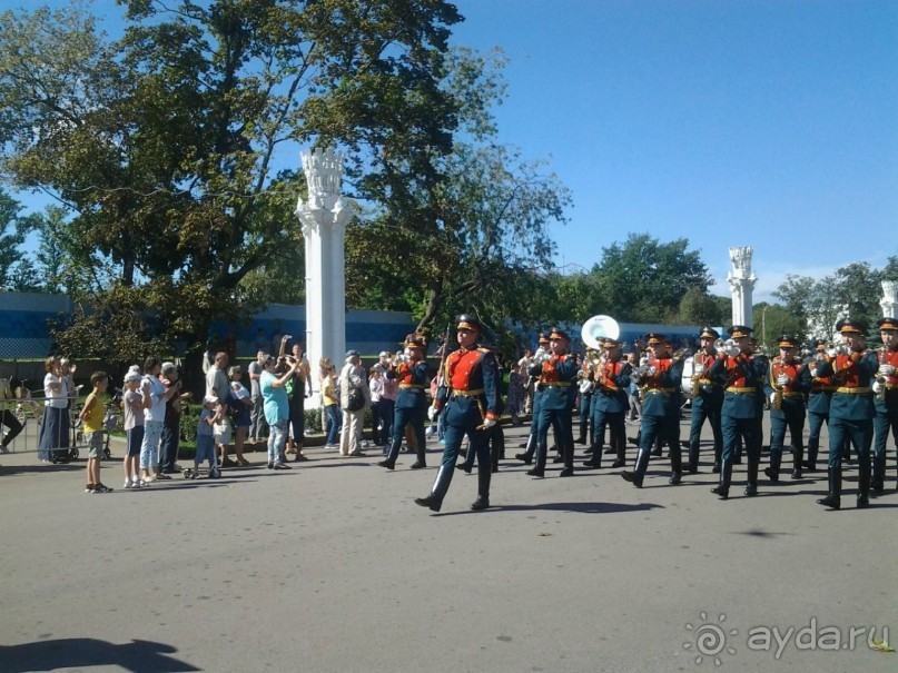 Альбом отзыва "Шествие военных оркестров-участников фестиваля "Спасская башня" по центральной аллее ВДНХ."