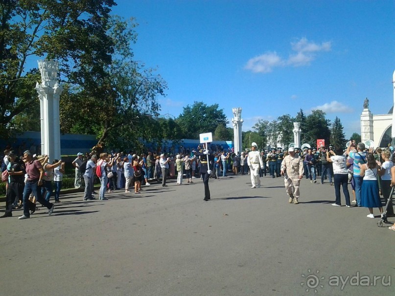 Альбом отзыва "Шествие военных оркестров-участников фестиваля "Спасская башня" по центральной аллее ВДНХ."