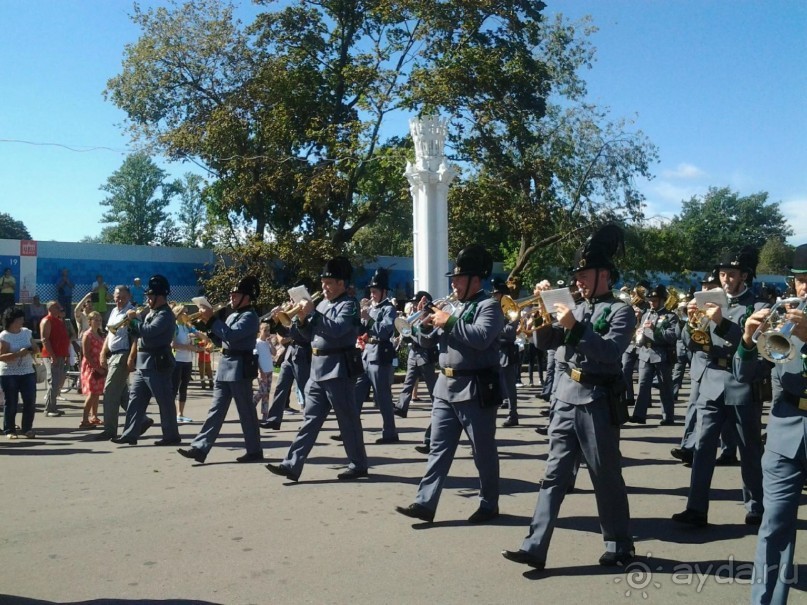 Альбом отзыва "Шествие военных оркестров-участников фестиваля "Спасская башня" по центральной аллее ВДНХ."