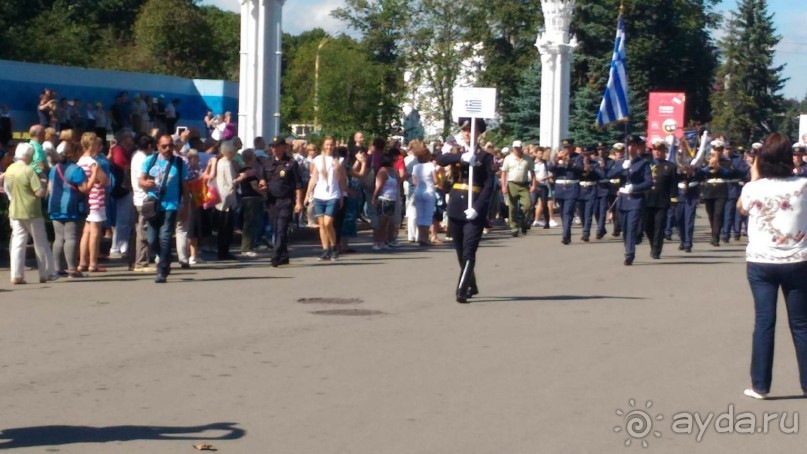 Альбом отзыва "Шествие военных оркестров-участников фестиваля "Спасская башня" по центральной аллее ВДНХ."