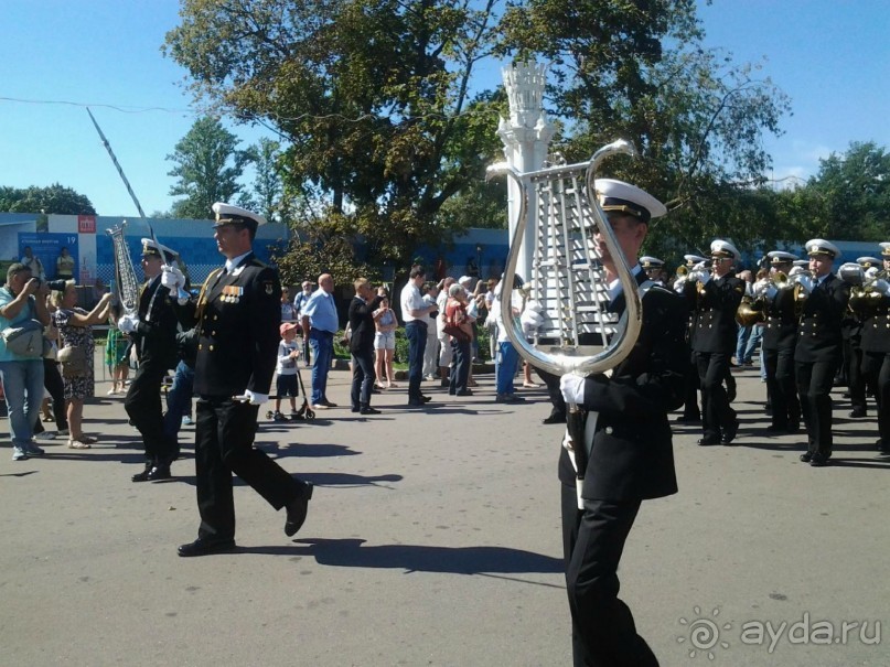 Альбом отзыва "Шествие военных оркестров-участников фестиваля "Спасская башня" по центральной аллее ВДНХ."