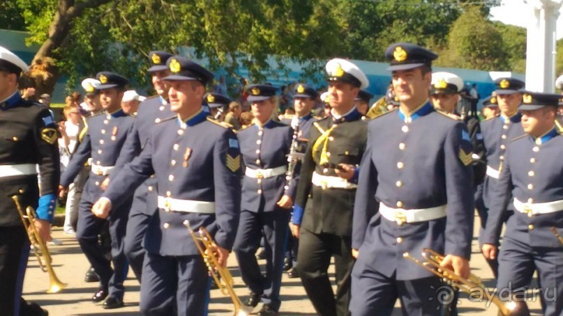 Альбом отзыва "Шествие военных оркестров-участников фестиваля "Спасская башня" по центральной аллее ВДНХ."