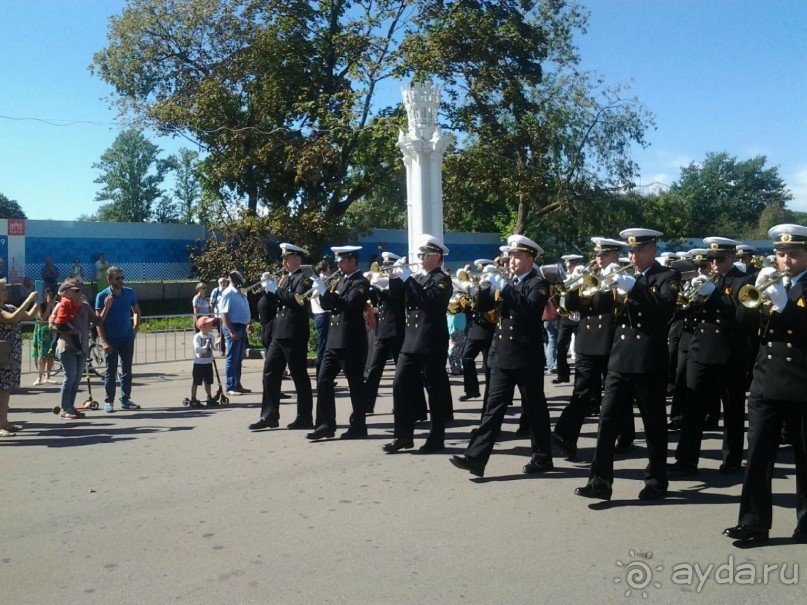 Альбом отзыва "Шествие военных оркестров-участников фестиваля "Спасская башня" по центральной аллее ВДНХ."