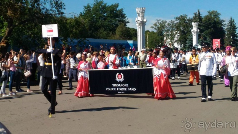 Альбом отзыва "Шествие военных оркестров-участников фестиваля "Спасская башня" по центральной аллее ВДНХ."