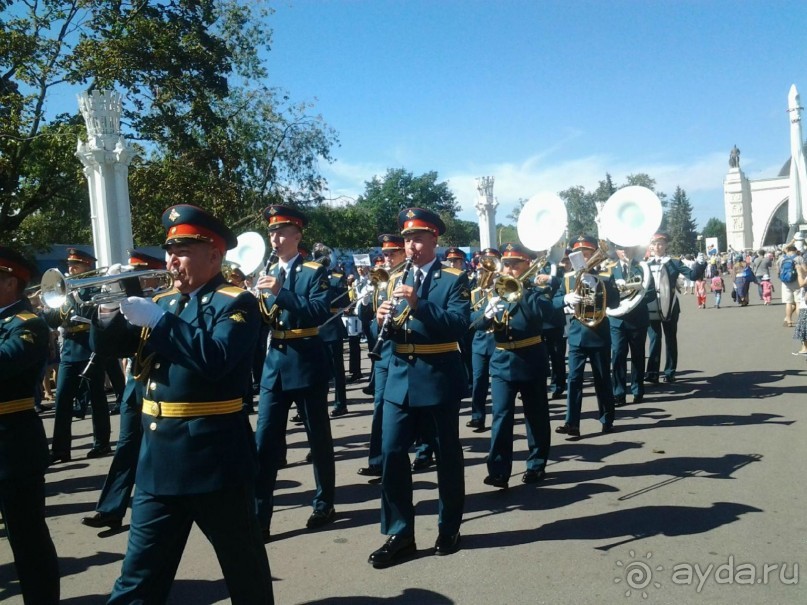 Альбом отзыва "Шествие военных оркестров-участников фестиваля "Спасская башня" по центральной аллее ВДНХ."