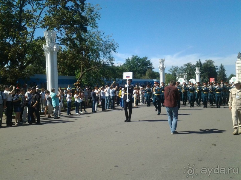 Альбом отзыва "Шествие военных оркестров-участников фестиваля "Спасская башня" по центральной аллее ВДНХ."